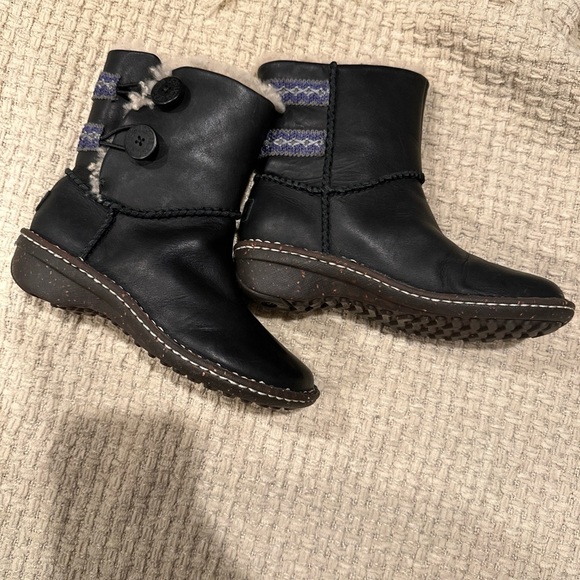 UGG WOMENS COVE BLACK LEATHER WINTER ANCLE BOOTS NWOB SIZE 5 S/N 3336 - Picture 2 of 8